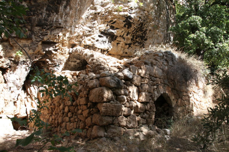 يقع هذا الدير داخل تجويف صخري لم يبقَ منه سوى الكنيسة، قسم منها محفور في الصخر والقسم الثاني مبني بحجارة منحوتة بطريقة غير متقنة .

