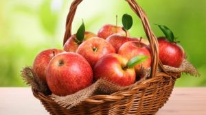 Read more about the article الفوائد الجماليّة للتفاح الأحمر