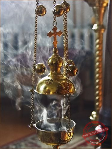Read more about the article ما هو البخور ولماذا يبخّر الكاهن في الكنيسة؟