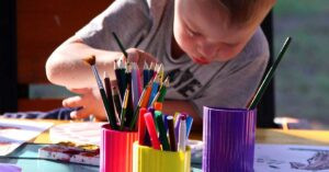 Read more about the article كيف تشجعي طفلك على الرسم