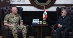 Read more about the article الأب بشارة الخوري يزور قائد الجيش