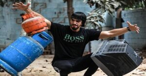 Read more about the article فلسطيني يدهش الناس بفن التوازن