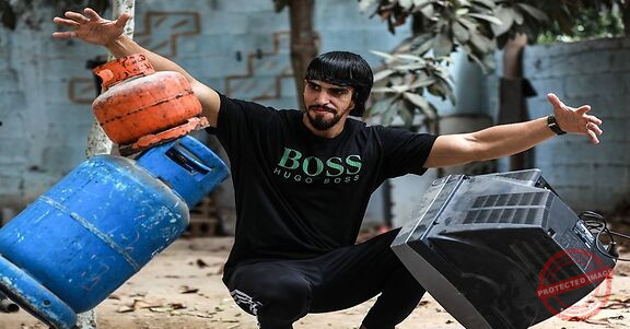 Read more about the article فلسطيني يدهش الناس بفن التوازن