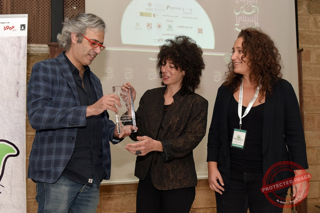 Read more about the article تسليم جائزة للمخرجة سارة قصقص