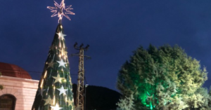 Read more about the article بلدية غلبون أضاءت شجرة ومغارة الميلاد