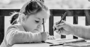 Read more about the article كيف تنظمي وقت دراسة طفلك