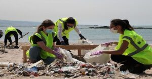 Read more about the article تنظيف الشواطىء