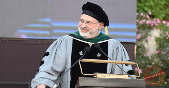 Read more about the article رئيس الاميركية خلال تسلم 2587 طالبا الشهادات: أنتم البشرى السارة إلى العالم وأملنا بأيام أفضل