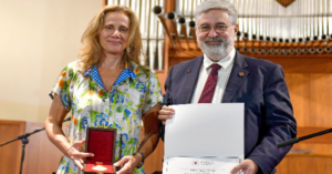 Read more about the article الجامعة الأميركية في بيروت تمنح ميداليتها تكريماً للراحل علي غندور