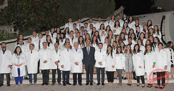 Read more about the article الرداء الابيض لطلاب كلية الصيدلة في LAU