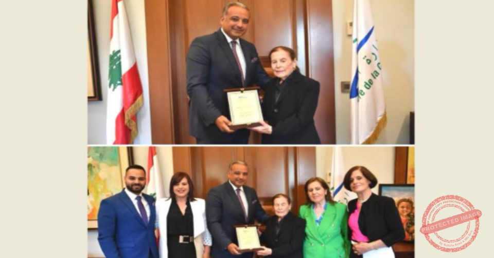 Read more about the article درع تقديرية من وزير الثقافة للمفكر زيادة سعادة