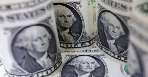 Read more about the article الدولار يتراجع مقابل الين واليورو