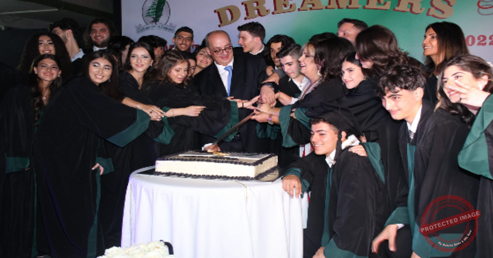 Read more about the article مدرسة الحكمة احتفلت بتخريج طلابها