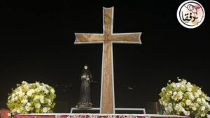 Read more about the article حملايا تضيء الصّليب في ليلة عيد ارتفاعه