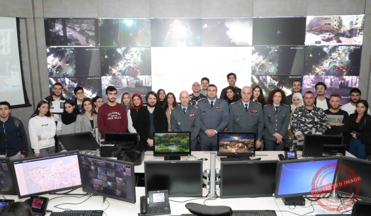 Read more about the article طلاب من كلية الاداب في اليسوعية جالوا على قطعات لقوى الامن