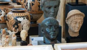 Read more about the article إيطاليا تستعيد مئات القطع الأثرية