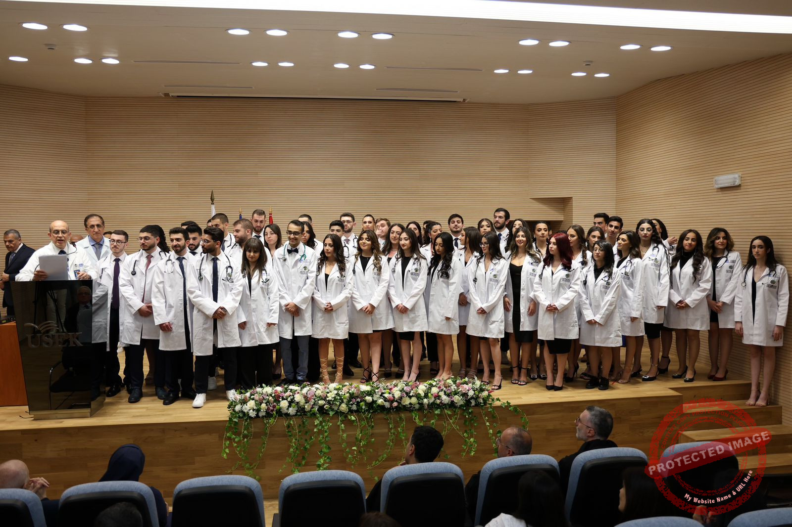 Read more about the article حفل ارتداء الرداء الأبيض في جامعة الروح القدس