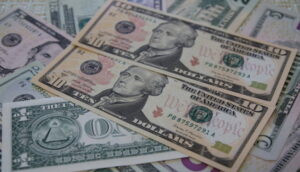 Read more about the article الدولار قرب أعلى مستوى في شهرين ونصف