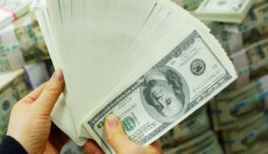 Read more about the article ارتفع الدولار إلى أعلى مستوى في 6 أشهر ونصف