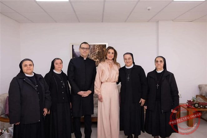 Read more about the article الملكة رانيا تعايد راهبات الوردية بالميلاد