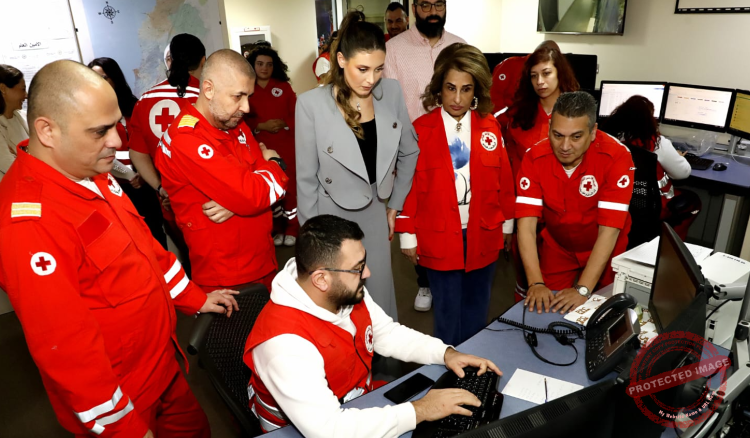 You are currently viewing ملكة جمال لبنان زارت الصليب الأحمر واثنت على جهوده