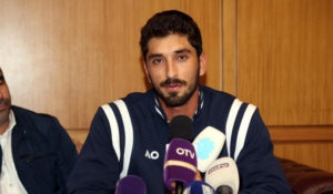 Read more about the article استقبال لبطل التنس هادي حبيب في قاعة الشرف بالمطار