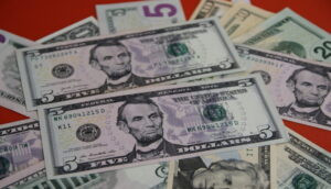Read more about the article الدولار قرب أدنى مستوى في 3 أشهر