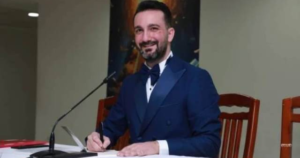 Read more about the article إيلي مكرزل وقع روايته “السعادة شقاء”