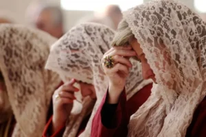 Read more about the article لماذا يجب على المرأة تغطية شعرها في الكنيسة ؟