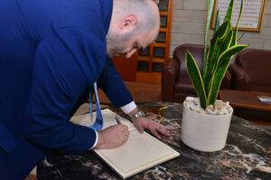 Read more about the article وزير الصحة في جامعة سيدة اللويزة