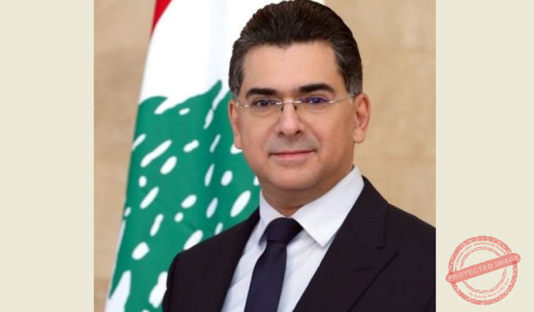 You are currently viewing وزير الاعلام كرّم الفنان الراحل فؤاد عواد