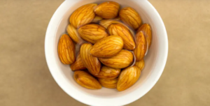 Read more about the article فوائد مذهلة لتناول 5 حبات من اللوز