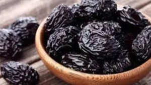 Read more about the article فوائد تناول الزبيب الأسود المنقوع
