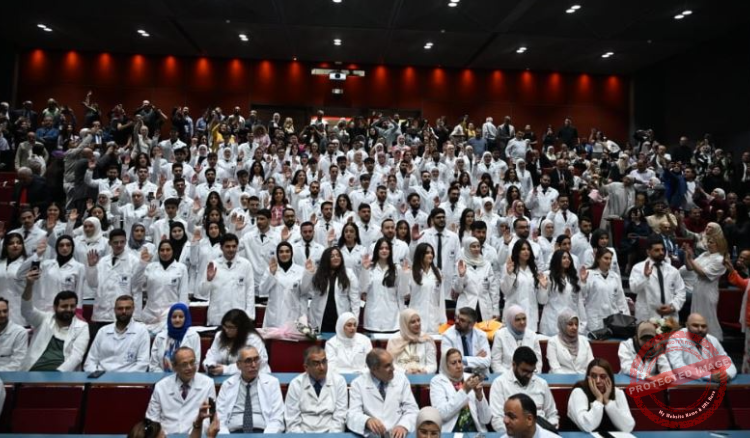 You are currently viewing 115 طالبا يرتدون الرداء الابيض في جامعة بيروت العربية
