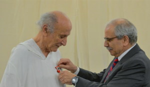 Read more about the article سلام قلد الفنان المسرحي رفعت طربيه وسام إستحقاق منحه إياه رئيس الجمهورية