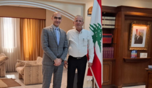 Read more about the article رئيس المجلس الثقافي اللبناني والاغترابي سلّم فاضل نسخة مصغرة عن كتابه أكبر كتاب في العالم