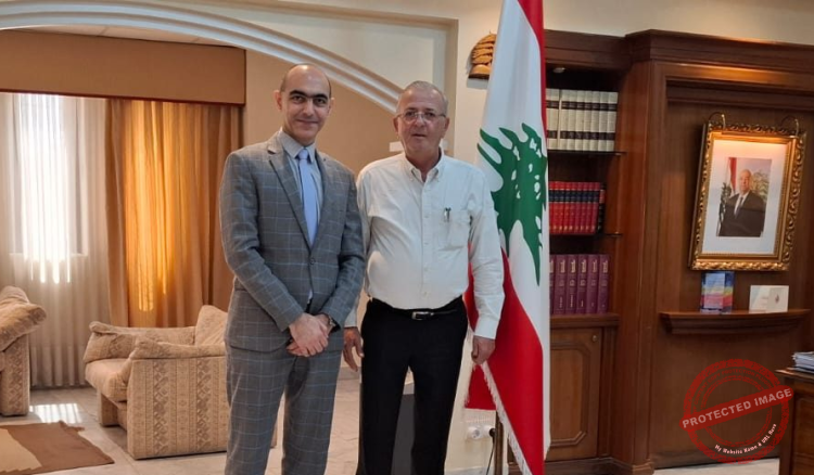 Read more about the article رئيس المجلس الثقافي اللبناني والاغترابي سلّم فاضل نسخة مصغرة عن كتابه أكبر كتاب في العالم