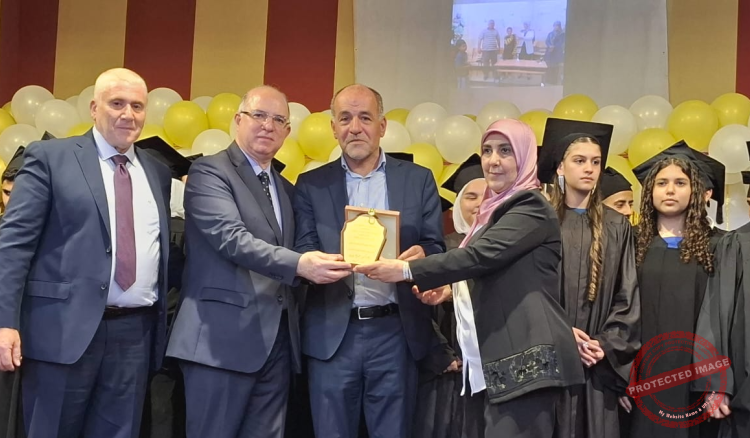 You are currently viewing متوسطة عنقون الرسمية تحتفل بتخريج دفعتها وتكرّم الشاعر صلاح حمام