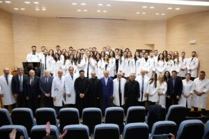 Read more about the article طلاب الطب في جامعة الروح القدس يعلنون التزامهم الإنساني والطبي بالثوب الأبيض