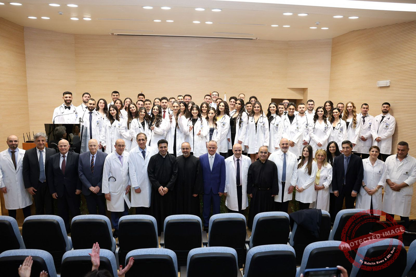 You are currently viewing طلاب الطب في جامعة الروح القدس يعلنون التزامهم الإنساني والطبي بالثوب الأبيض