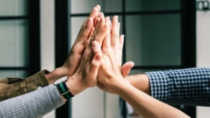 Read more about the article من لا يدفع ثمن التغيير، سيدفع ثمن البقاء في مكانه.