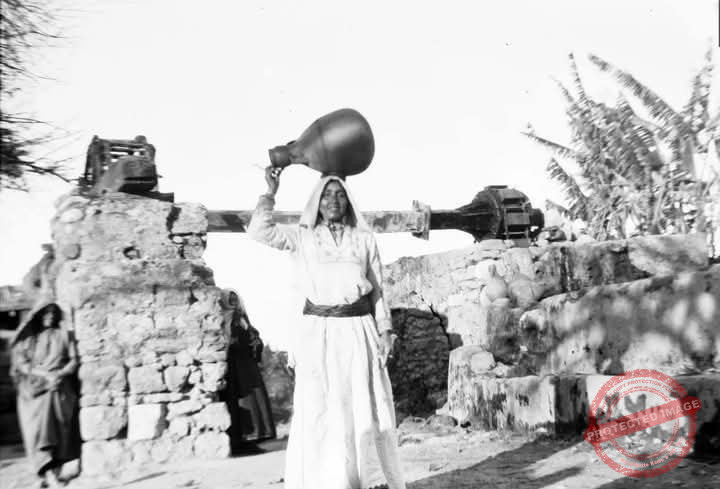 You are currently viewing يازور 1910: امرأة تحمل الوطن في جرّتها