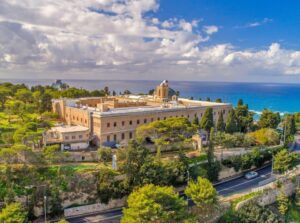 Read more about the article جبل الكرمل: قلبٌ نابض بالتاريخ والقداسة