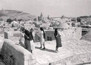 Read more about the article نساء فلسطينيات على سطح أحد المنازل – اورشليم 1934