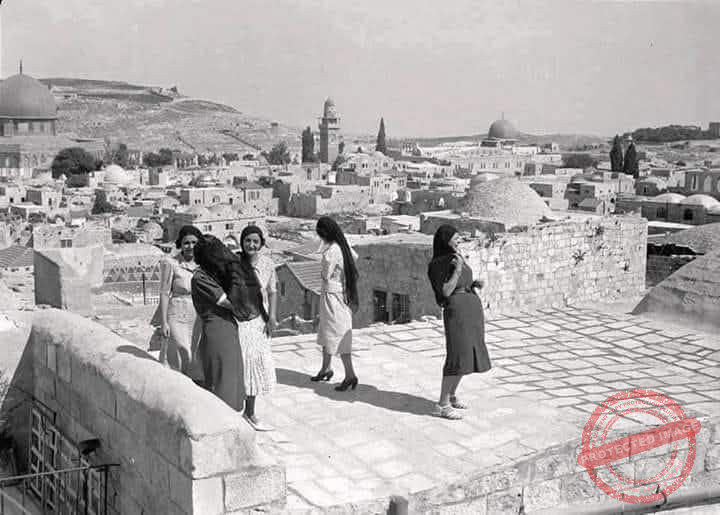 Read more about the article نساء فلسطينيات على سطح أحد المنازل – اورشليم 1934