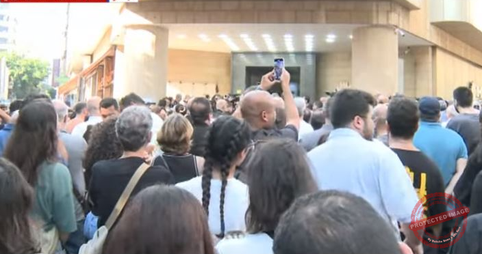 Read more about the article حشود امام مستشفى خوري استعدادا لمرافقة نعش زياد الرحباني