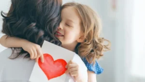 Read more about the article علّموا أبناءكم أن الأم ليست آلة خدمات… بل قلب البيت وروحه