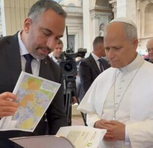 Read more about the article رئيس بلدية بيت لحم يلتقي قداسة البابا ويدعو إلى السلام