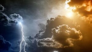 Read more about the article انخفاض ملحوظ في الحرارة وأمطار متفرقة غدًا