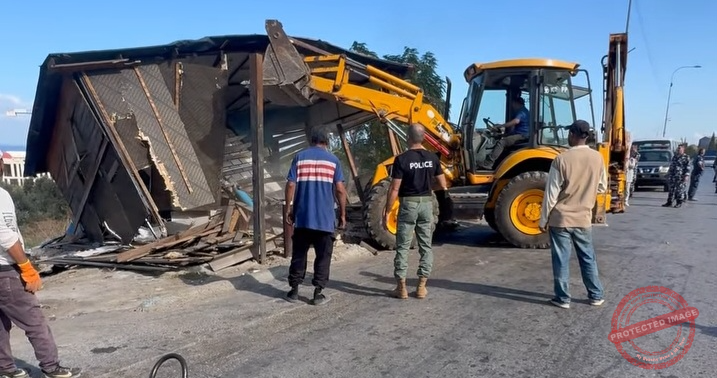 Read more about the article بلدية راس مسقا تبدأ بإزالة الأكشاك والبسطات المخالفة على أوتوستراد البلدية